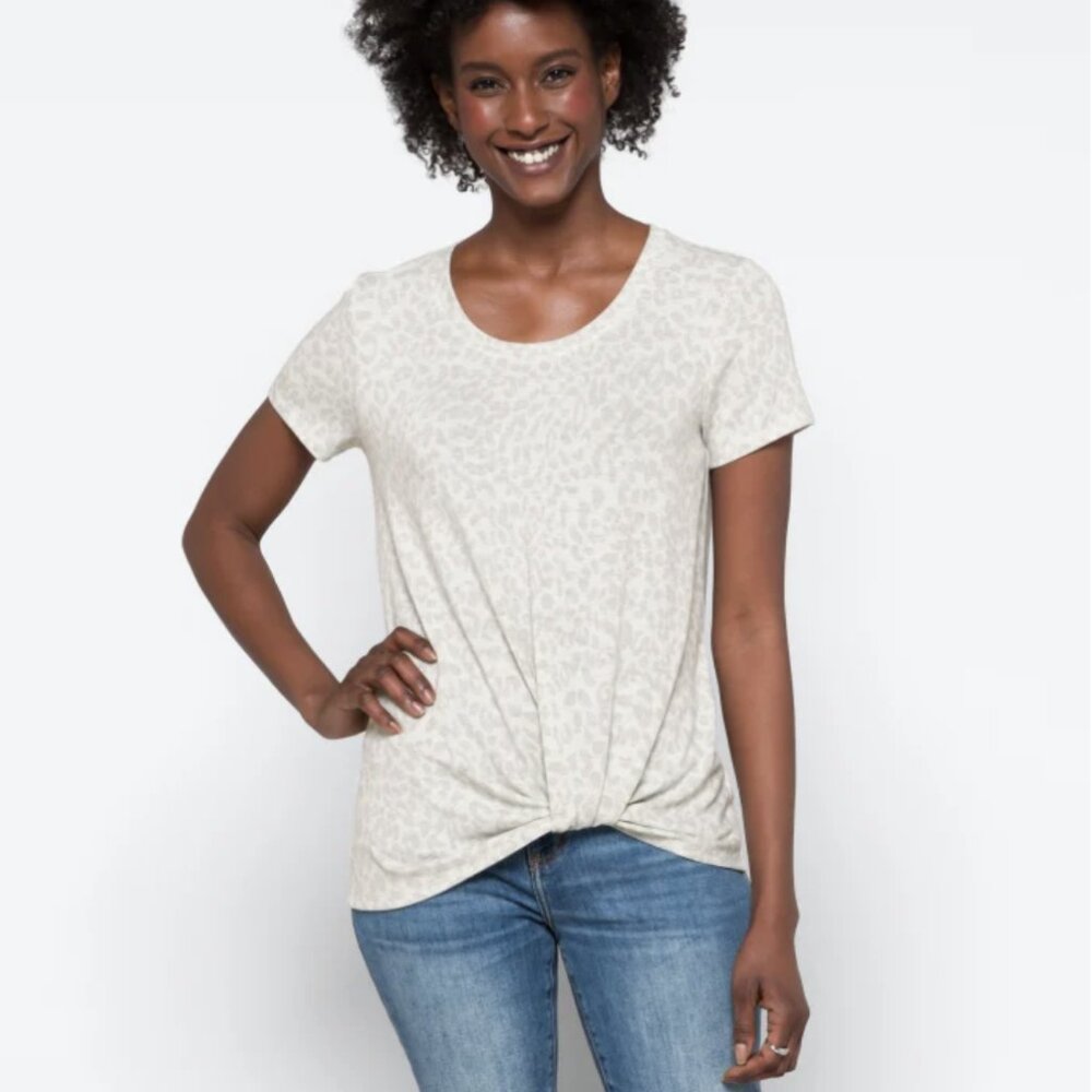 Nine Britton L Light Gray Cheetah Print Short-Sleeve Blouse